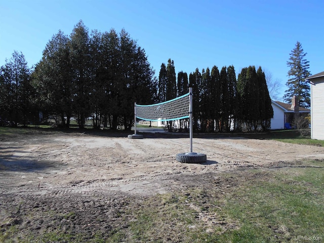 surrounding community with volleyball court