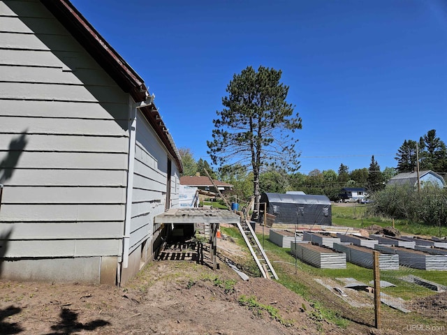 view of yard with an outdoor structure and a garden