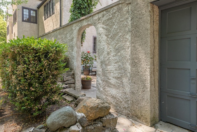 view of exterior entry with stucco siding