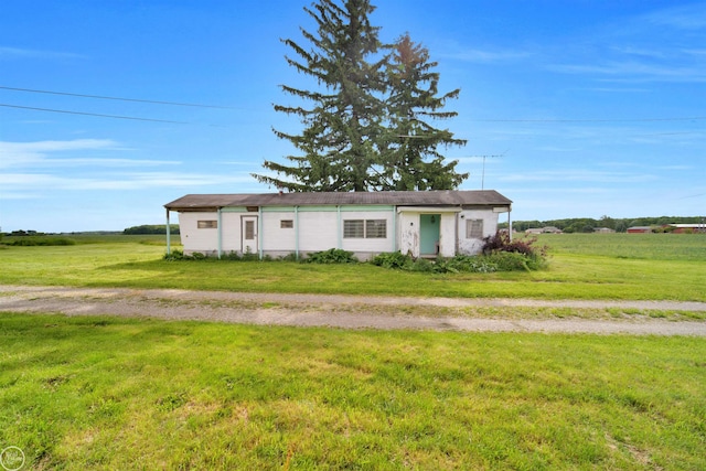 ranch-style house featuring a front lawn