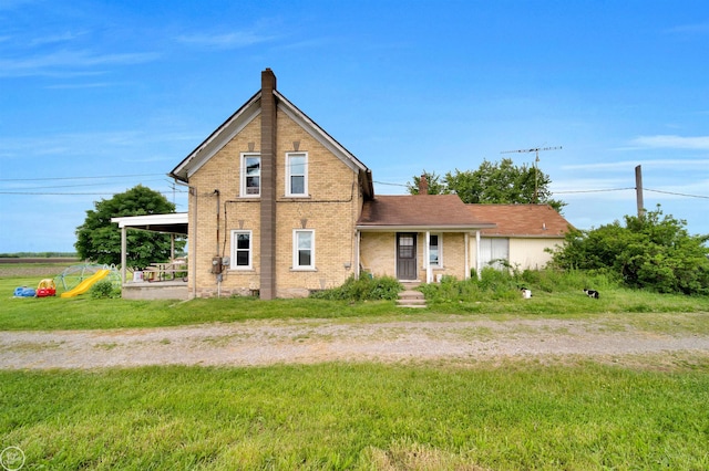 view of front facade with a front lawn