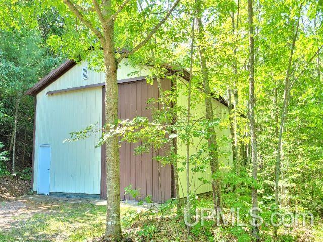 view of outdoor structure featuring an outbuilding