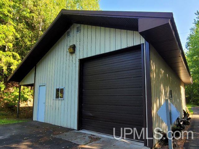 view of detached garage
