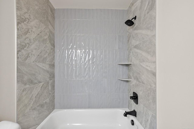 bathroom with tiled shower / bath combo