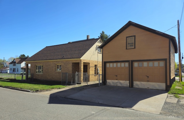 view of front facade with a garage