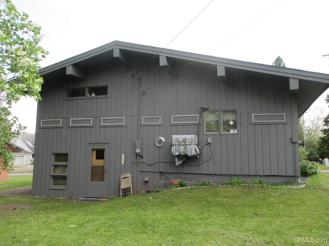 view of side of property featuring a yard