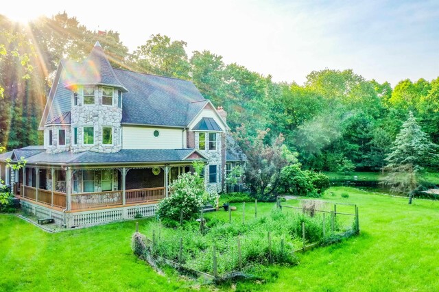 back of house featuring a lawn