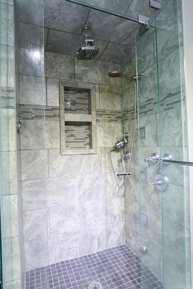 bathroom featuring tiled shower