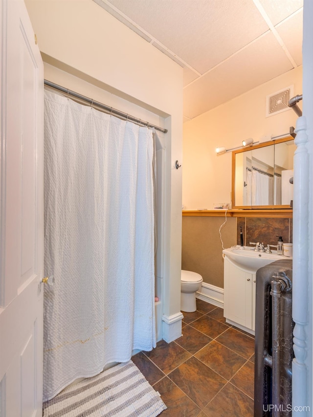 full bathroom with vanity, toilet, and shower / tub combo