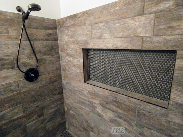 details featuring tiled shower