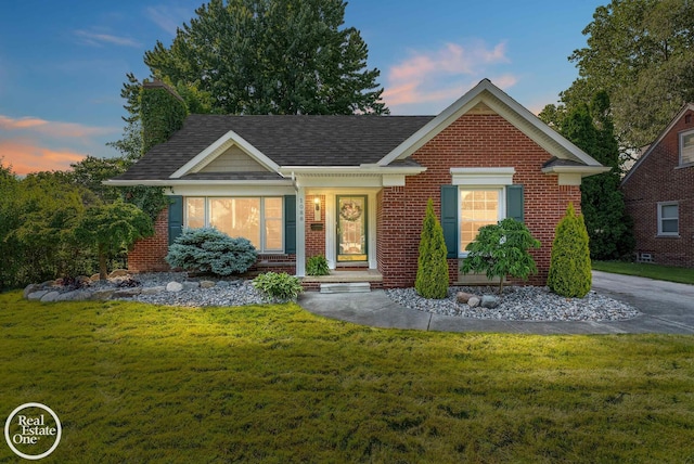 view of front of home featuring a lawn