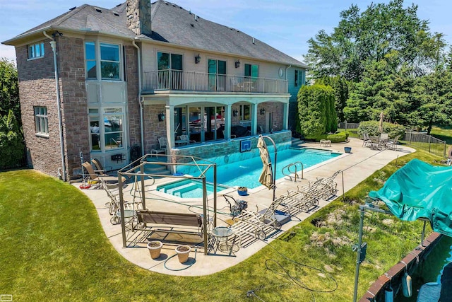 view of swimming pool featuring a yard, a jacuzzi, and a patio