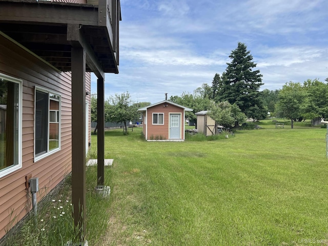 view of yard with a storage shed