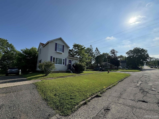 view of front of home featuring a front yard