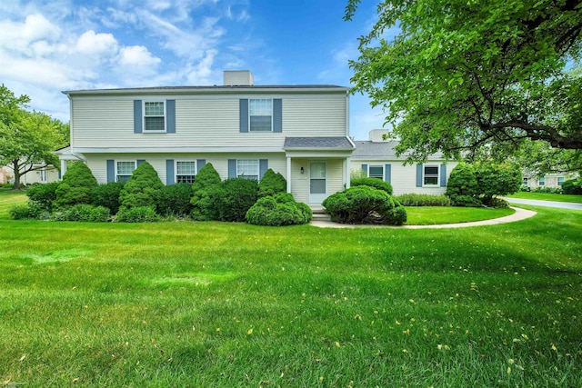 view of front of property featuring a front lawn