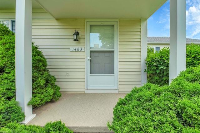 property entrance featuring a porch