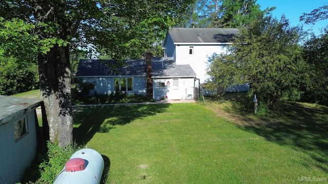 view of front of property featuring a front lawn