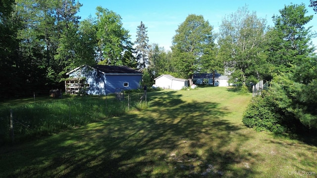 view of yard featuring an outdoor structure