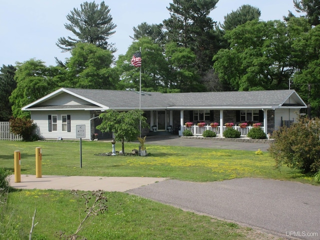 ranch-style home with a front yard