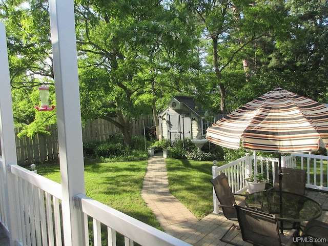 view of yard featuring a shed