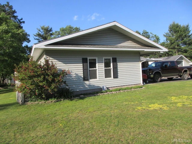 view of side of property featuring a yard