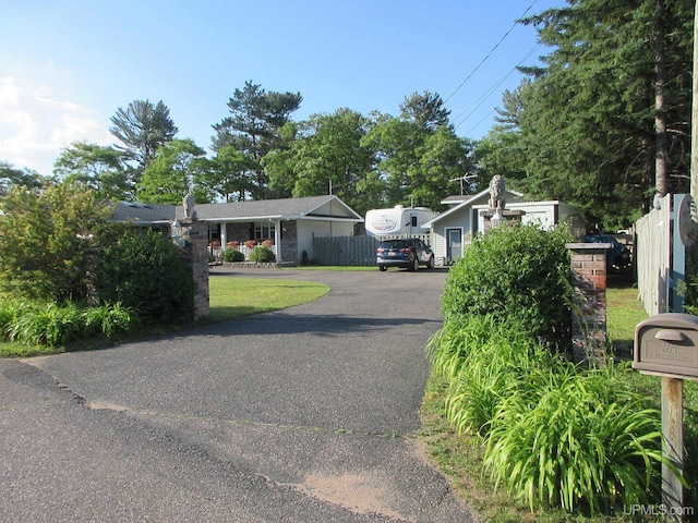 view of front facade featuring a front lawn