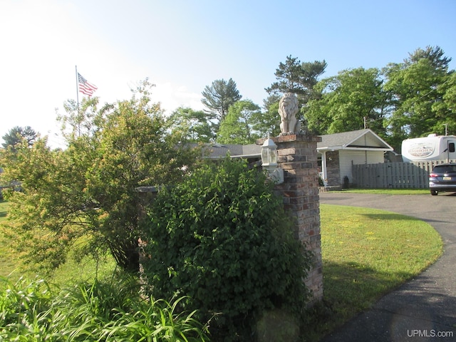 view of front of home featuring a front yard