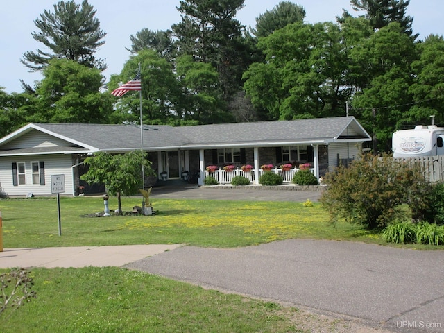 ranch-style home featuring a front lawn