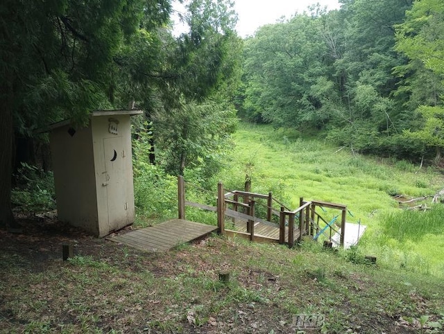 view of yard featuring a shed