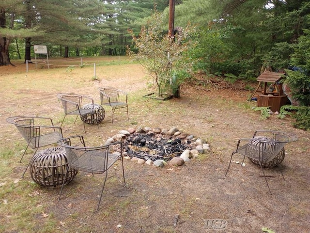 view of yard featuring a fire pit