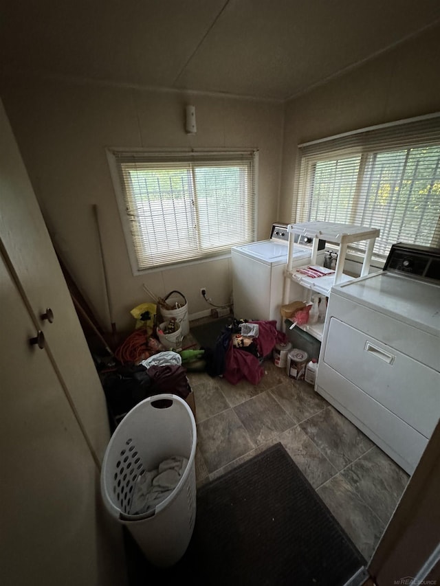 laundry area with laundry area and washing machine and clothes dryer