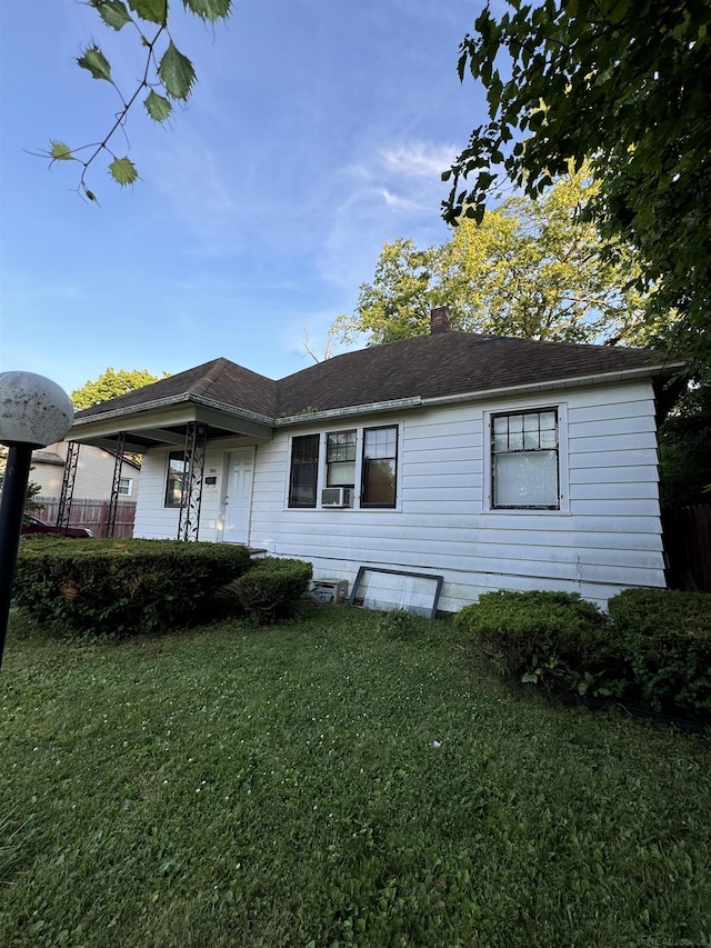 view of front of home featuring a front lawn