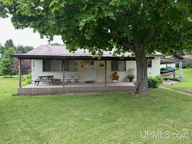 ranch-style home featuring a front lawn