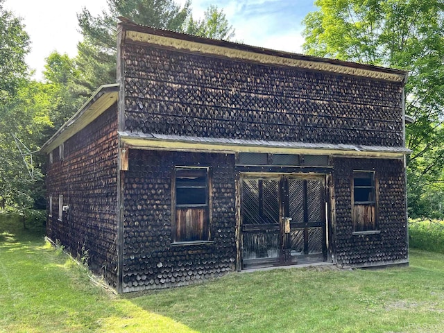 exterior space featuring a yard