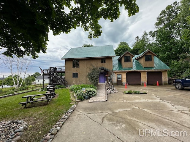 view of front of house with a front lawn