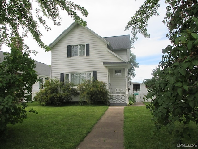 view of front facade featuring a front lawn