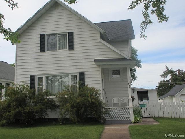 view of front of home with a front lawn