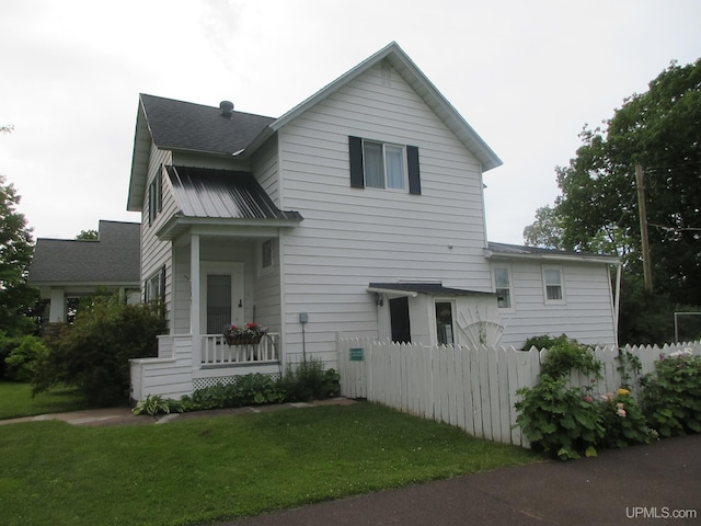 view of front facade featuring a front yard