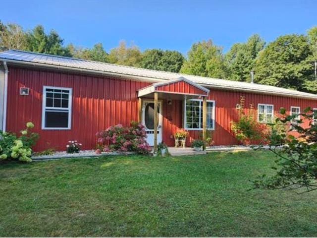 view of front of property with a front yard