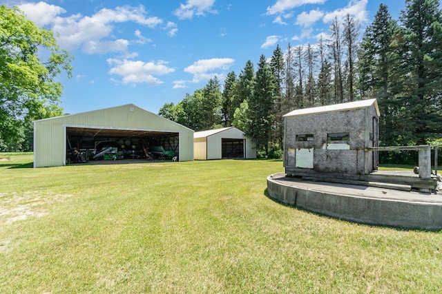 view of yard featuring an outdoor structure