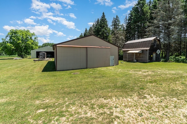 view of yard featuring an outbuilding