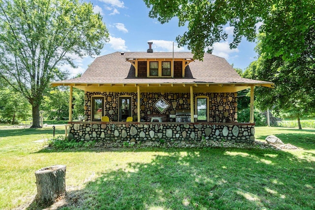 back of house featuring a yard