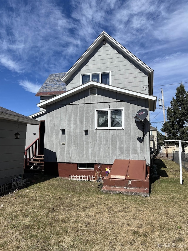 back of house featuring a lawn