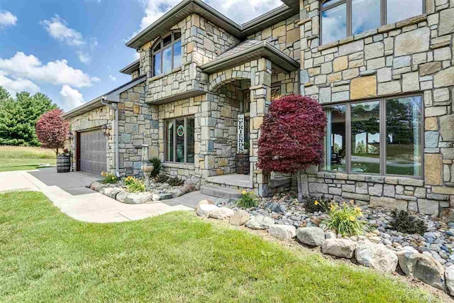 view of front of house featuring a front lawn