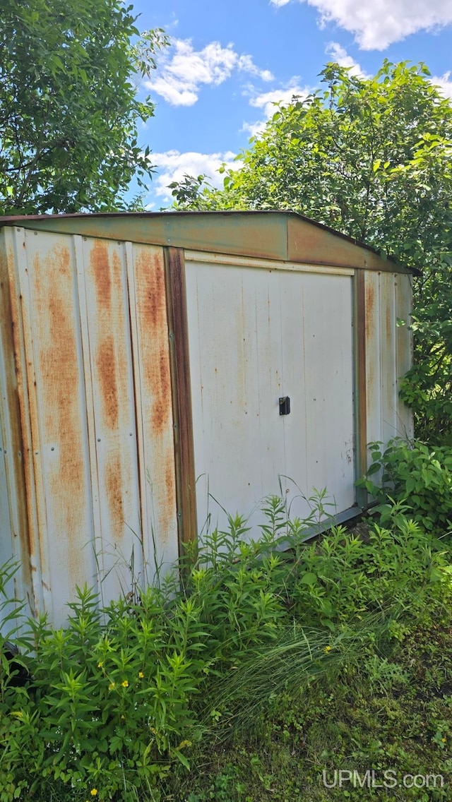 view of outbuilding