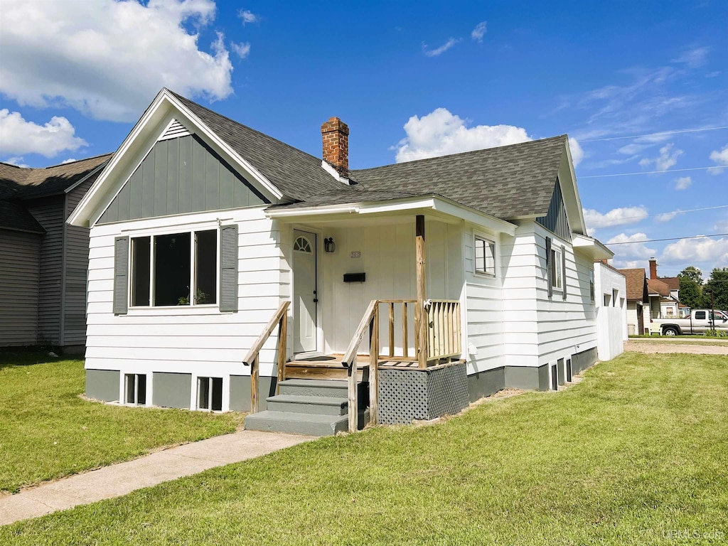 bungalow featuring a front yard