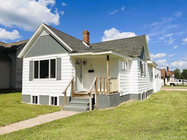 bungalow featuring a front yard