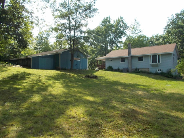 view of yard with an outdoor structure