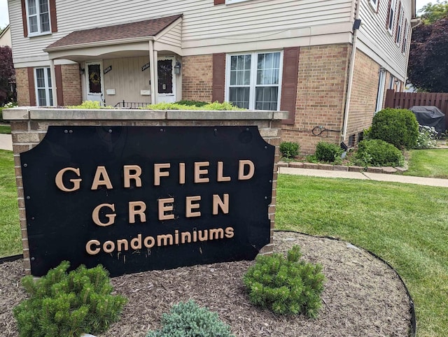 community / neighborhood sign featuring a lawn