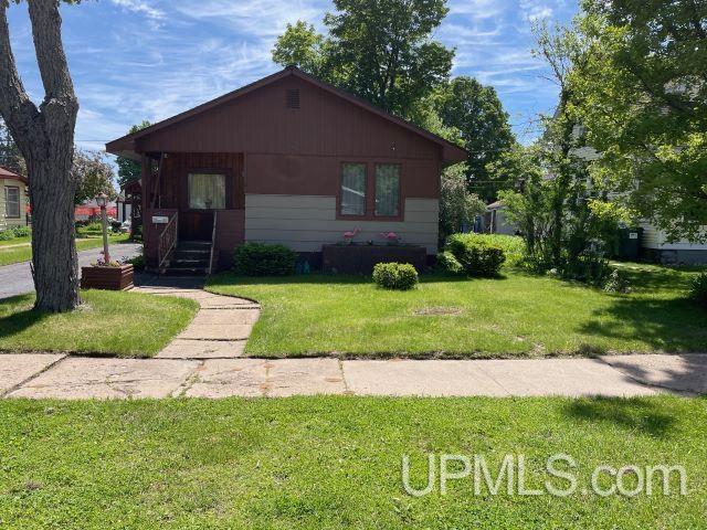 ranch-style home with a front lawn